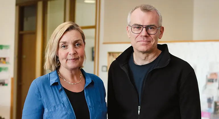En kvinna, Linalie Newman, till vänster och till höger hennes manliga missionsdirektorkollega - Ingemar Forss