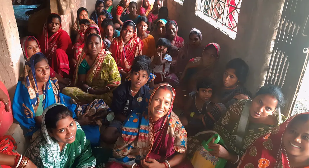 Grupp med kvinnor i Indien tittar in i kameran.