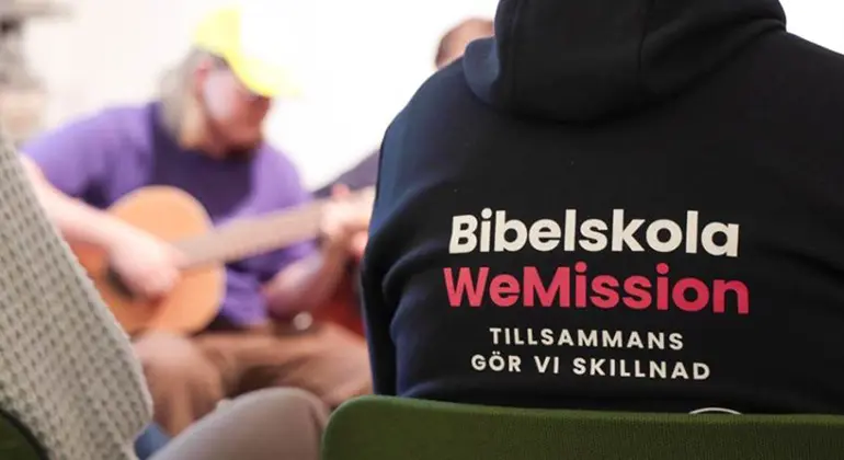 En bibelskoledeltagare bakifrån, med texten "Bibelskolan WeMission" på ryggen.