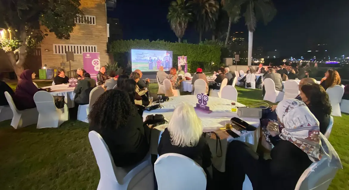 Människor sitter runt bord under evenemang om anti-trafficking i Kairo.