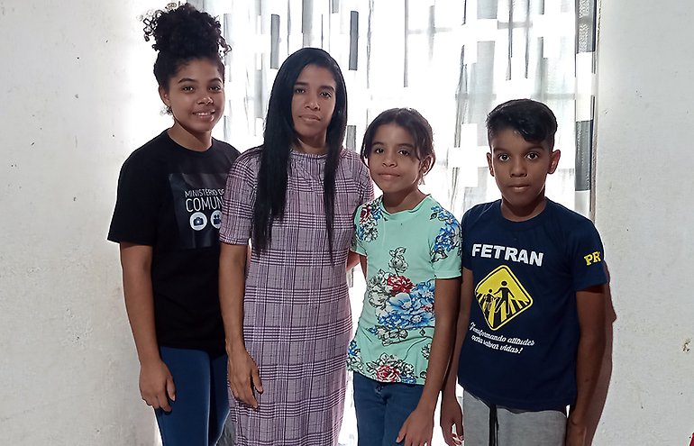 12-åriga Eliangéle (i blommigt) med sin syster, mamma och bror. Familjen tvingades fly från Venezuela.
